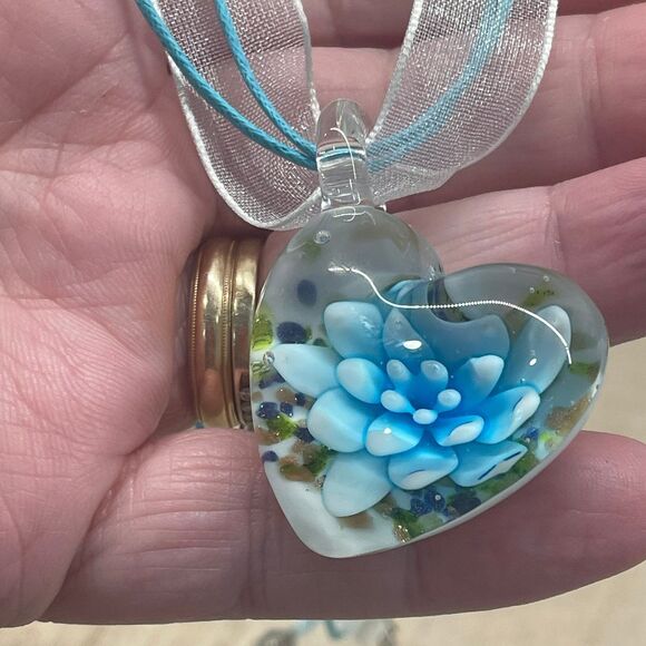 Large Heart Shaped Glass Pendant 3D Blue White Flower Inside Necklace - Picture 6 of 7